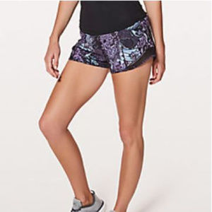 lululemon north hot low rise Women's Printed Shorts in Black and Purple